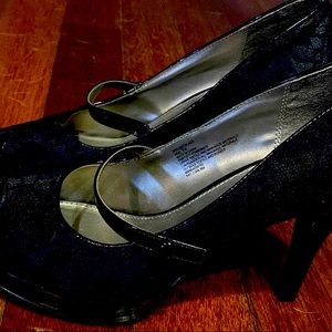 NWOT black Apt 9 heels. Size 9.5